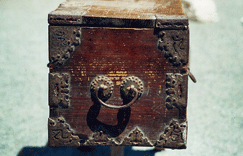 Decoration on the case of gwaebul in Unheungsa Temple image